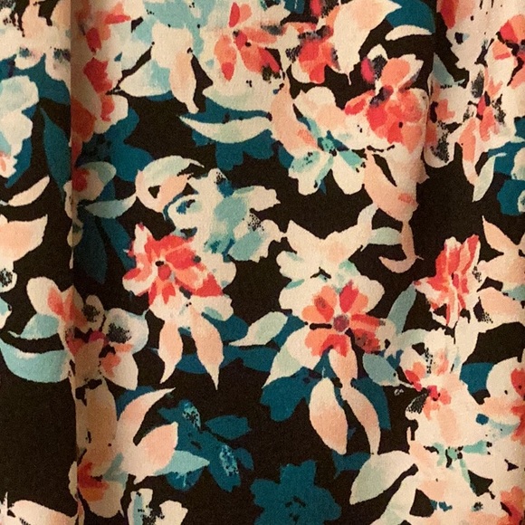 Liz Claiborne Cream Pleated Sleeveless Blouse - Picture 3 of 3